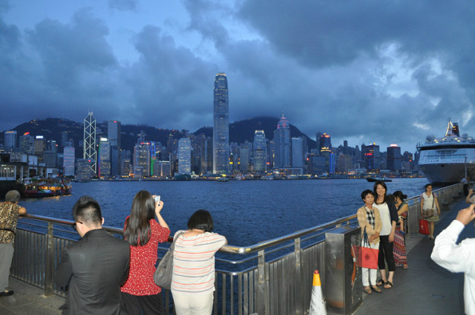 东方明珠照耀下的香港璀璨之光