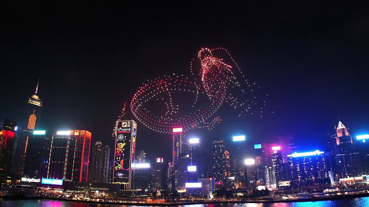 东方明珠照耀下的香港璀璨之光